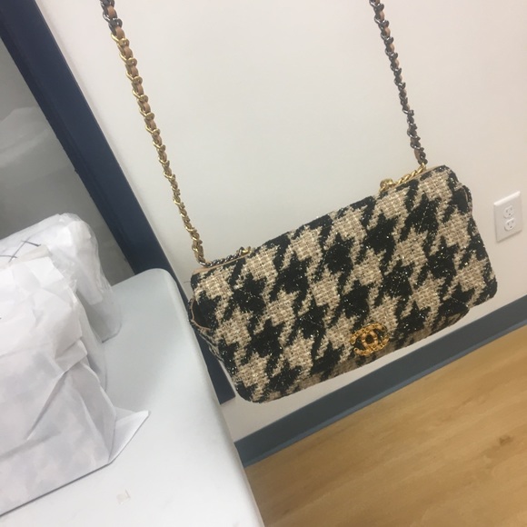 Gorgeous mesh LV purse - Picture 2 of 2